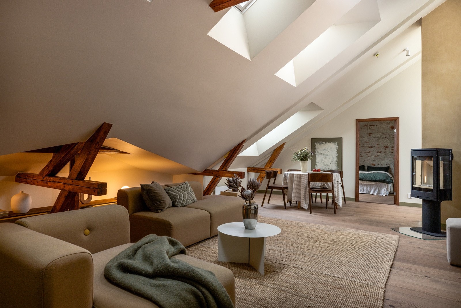 Stuen har klassiske trebjelker som er en stilig kontrast til det mer moderne. Galleribilde