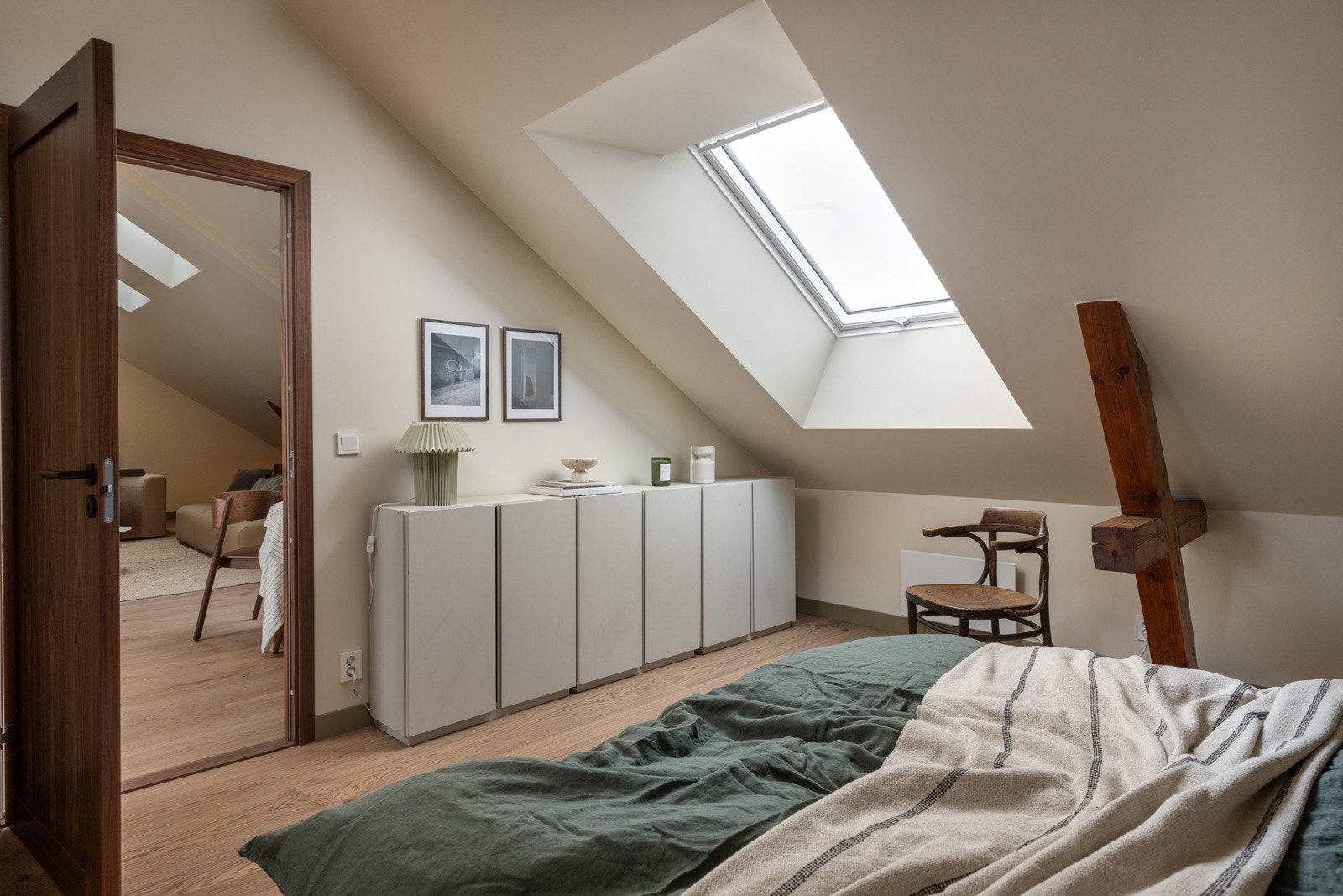 Romslig hovedsoverom med plass til dobbeltseng, nattbord og garderobeløsninger. Galleribilde