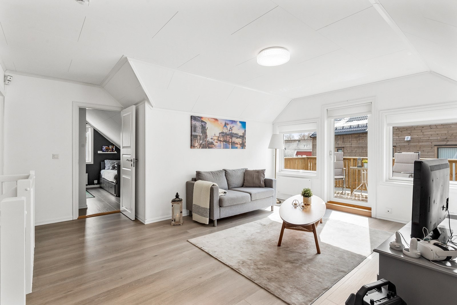 2. etasje består av TV-stue, bad, badstue, bod og 3 soverom. Galleribilde