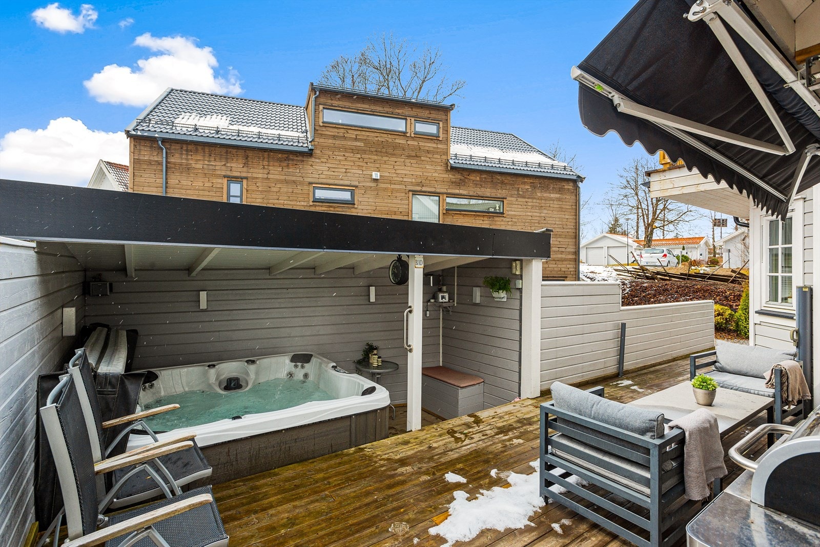 Nedre plan av terrassen har takoverbygg og Jacuzzi. Galleribilde