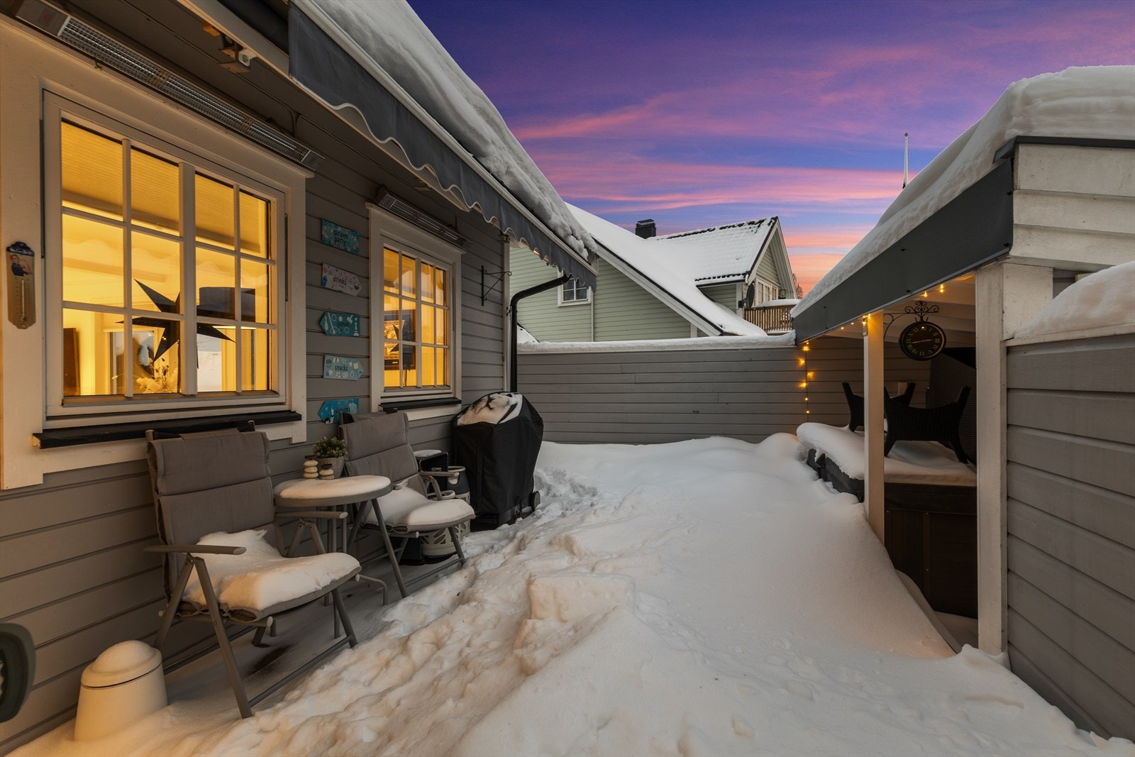 Utenfor 1 etg. er det delvis takoverbygg og Jacuzzi. Galleribilde