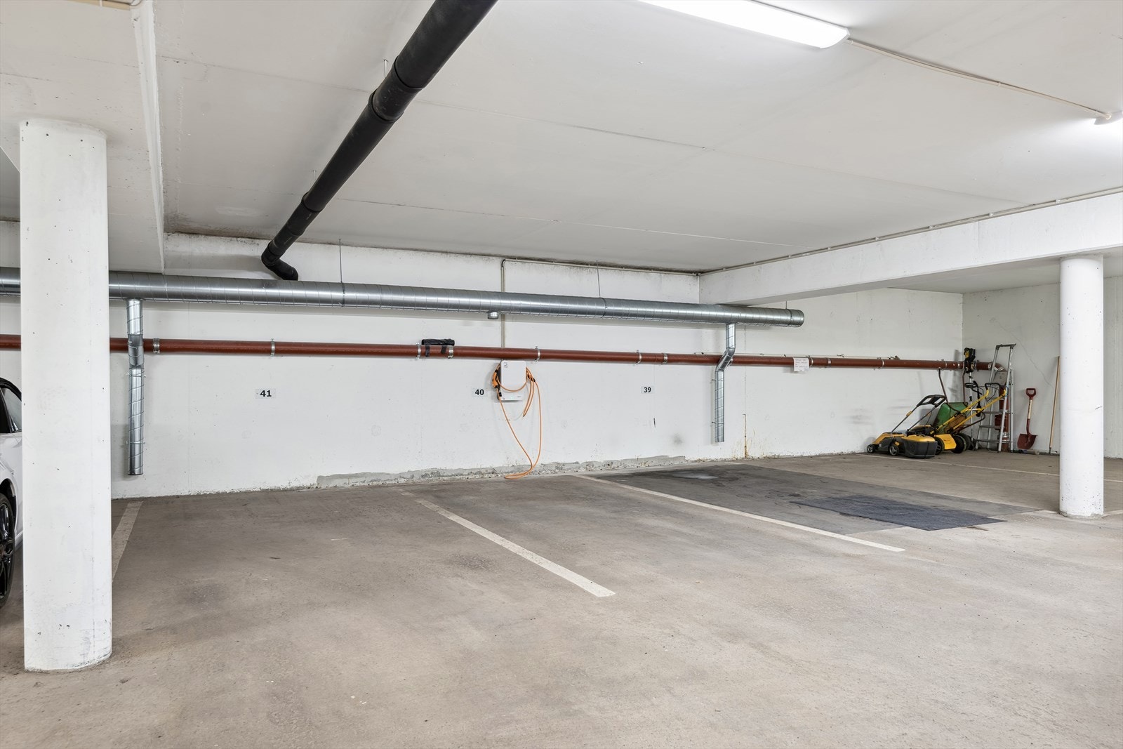 Det medfølger en parkeringsplass i felles garasjeanlegg mde mulighet for el-billader. Galleribilde