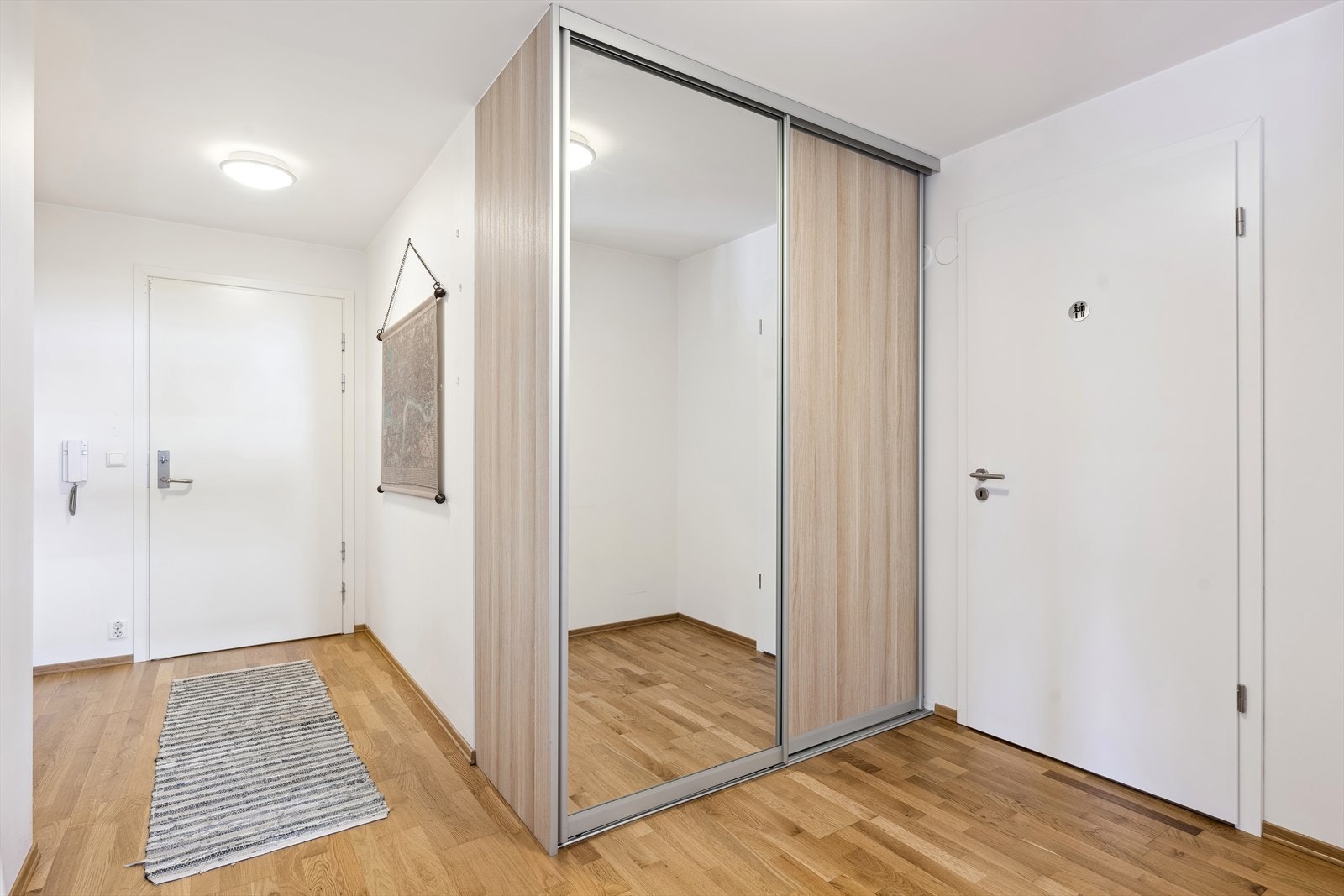 I entréen får du godt med lagringsplass i en romslig skyvedørsgarderobe. Galleribilde
