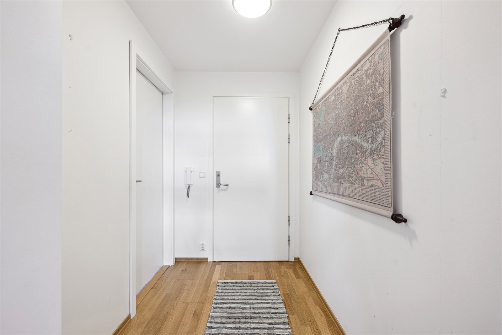 En lys og fin entré ønsker deg velkommen inn i leiligheten. Galleribilde