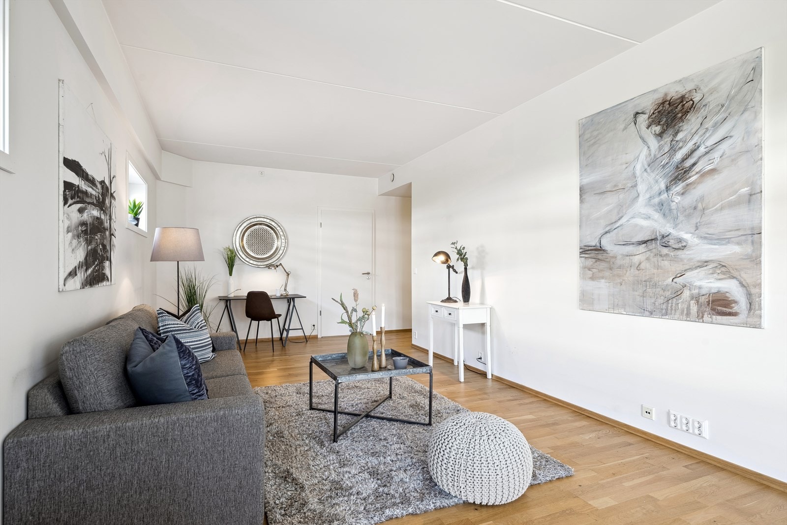 Fra entréen kommer du inn i en åpen stue- og kjøkkenløsning. Galleribilde