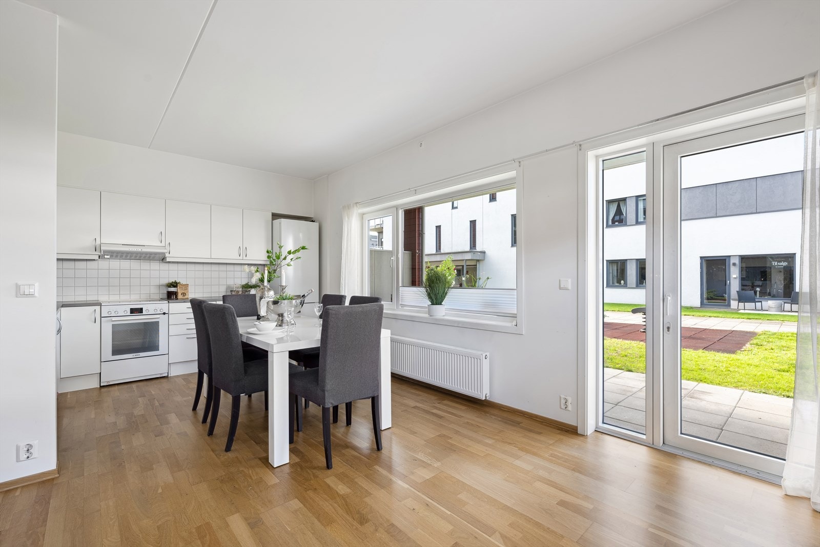 Fra stue/kjøkken er det videre adkomst til en overbygget uteplass. Galleribilde
