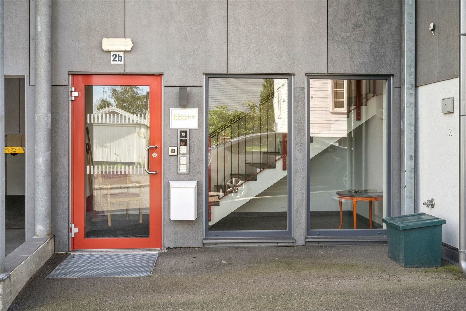 Boligens felles inngangsparti. Galleribilde