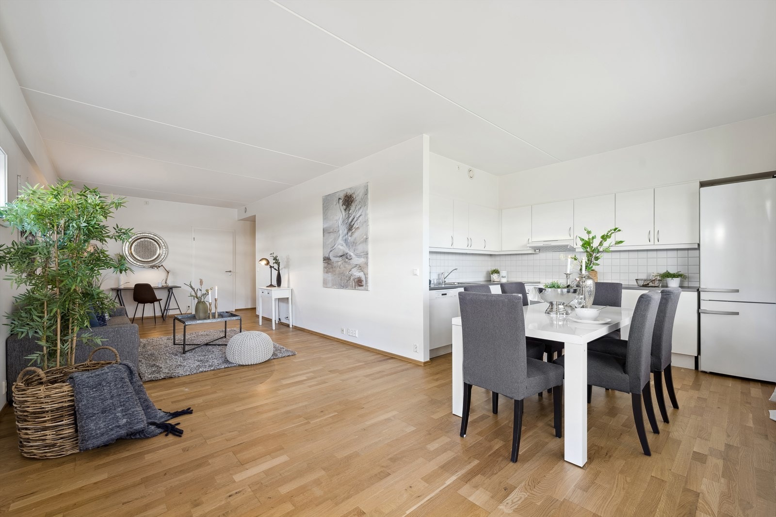Den åpne løsningen gir deg god plass til både sofagruppe og spisegruppe. Galleribilde