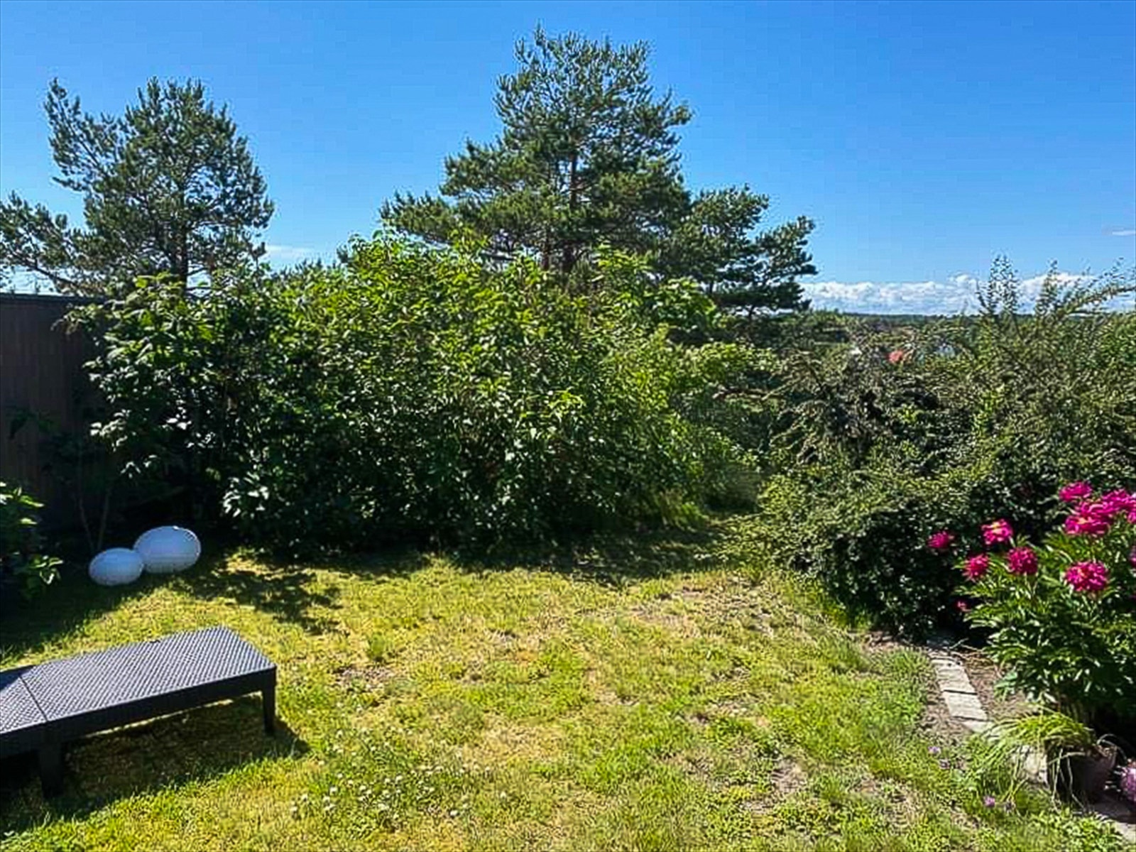 Lettstelt og solrik hage som er pent opparbeidet Galleribilde
