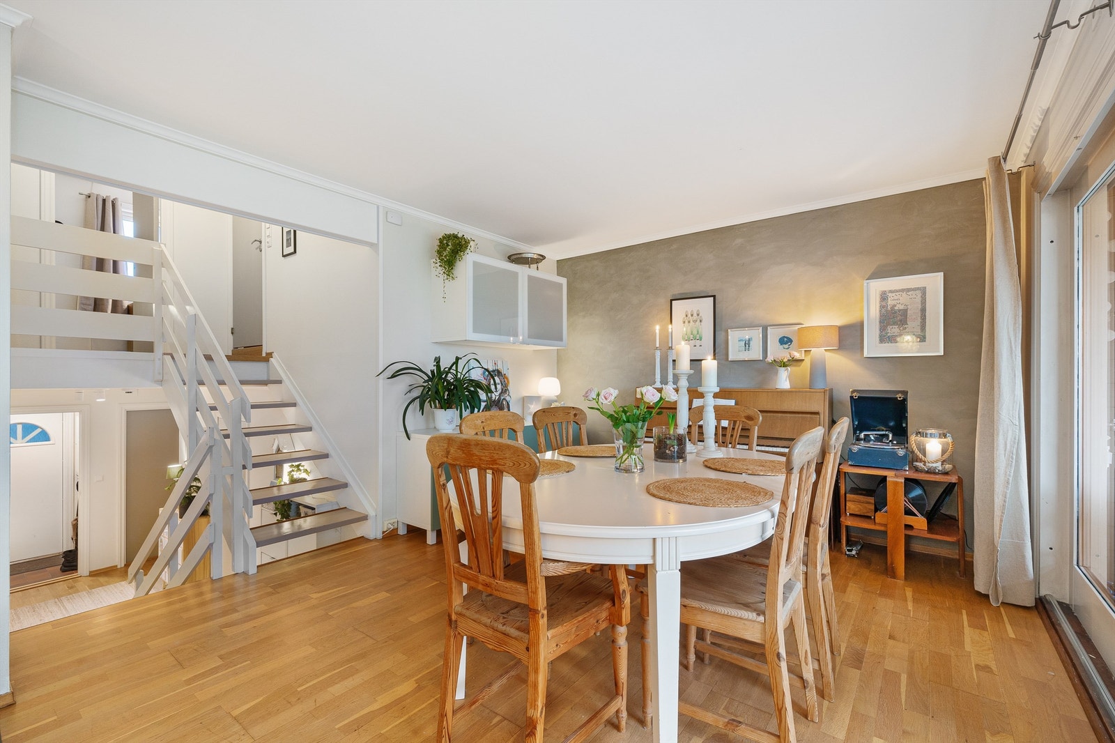 I stuen er det fint plass til flere sittegrupper ( tv-stue / spisestue) Galleribilde