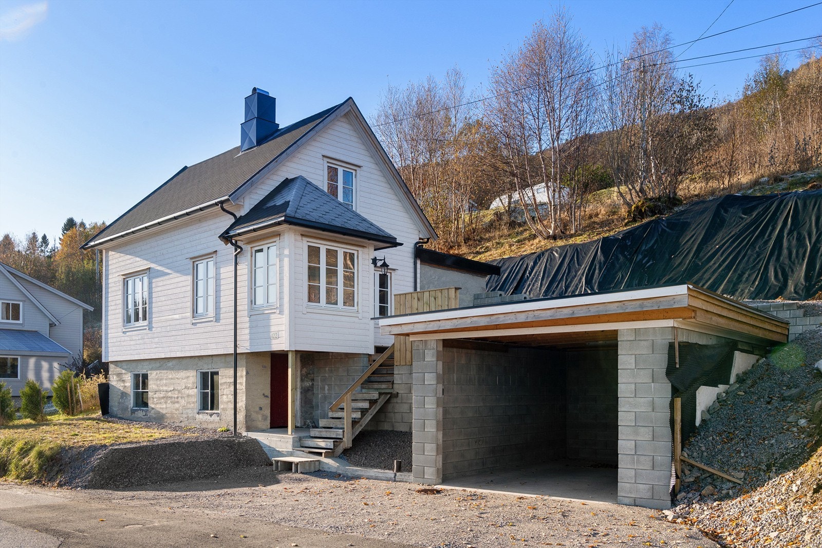 Det er oppført en garasje ved siden av boligen i 2022 Galleribilde