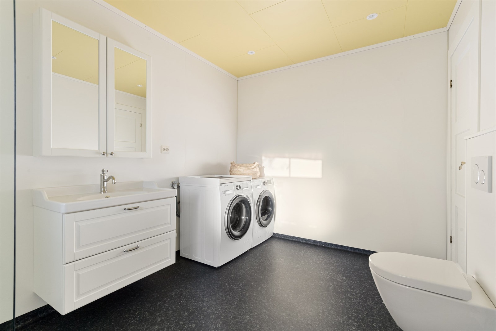 Det er også opplegg for vaskemaskin og tørketrommel på badet Galleribilde