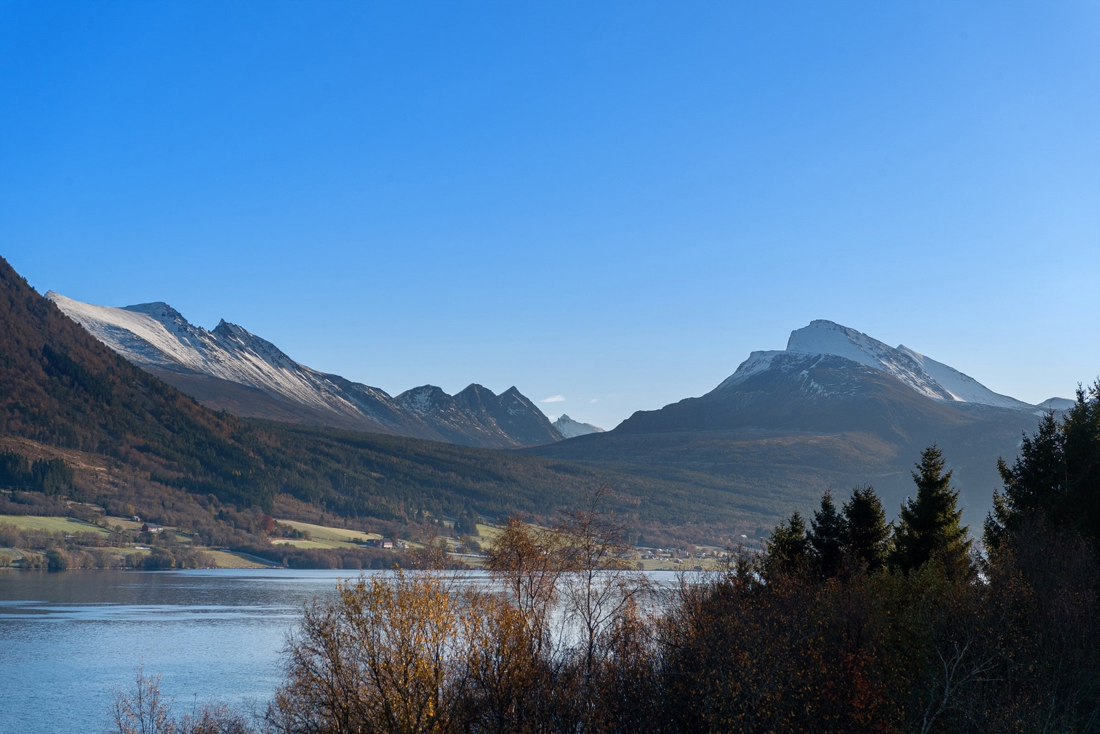 Utsikt mot Tresfjorden og majestetiske fjell Galleribilde