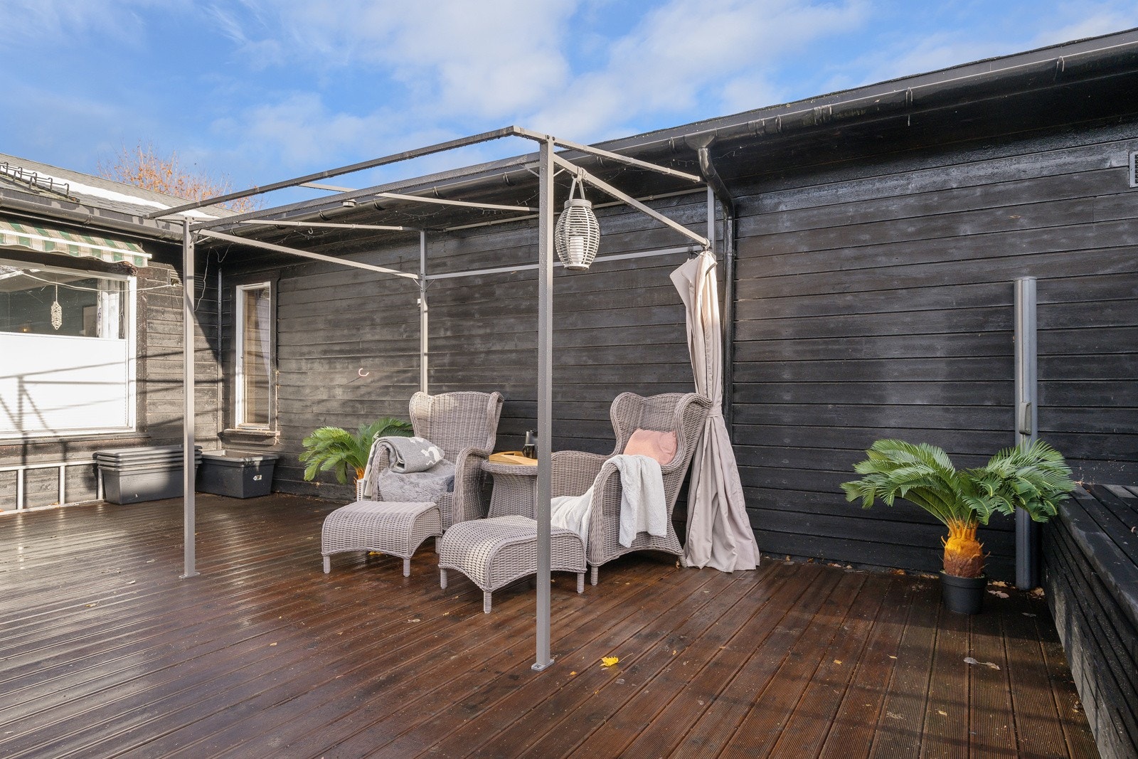 Fra stuen er det utgang til lun og deilig terrasse Galleribilde