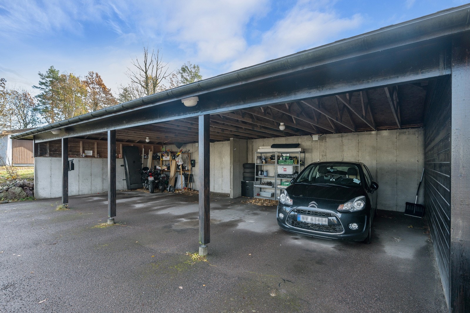 Parkeringsplass i carport Galleribilde