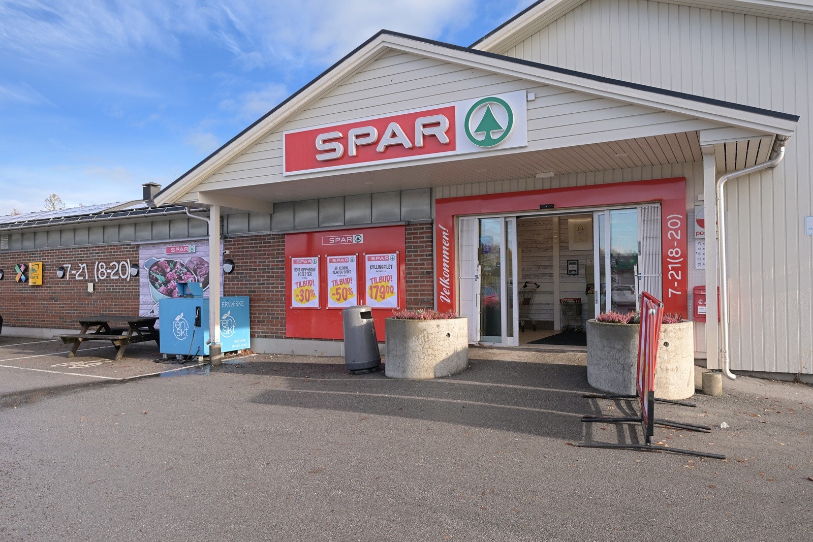 Fra leiligheten er det få meter bort til den lokale Spar butikken Galleribilde