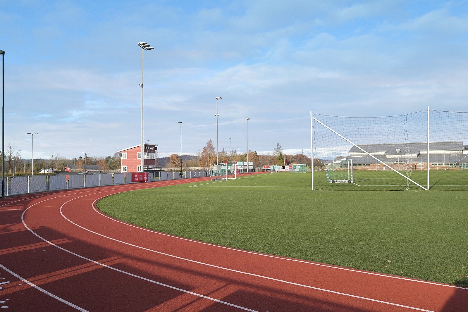 Flott idrettspark med blant annet løpebaner og fotballbane Galleribilde