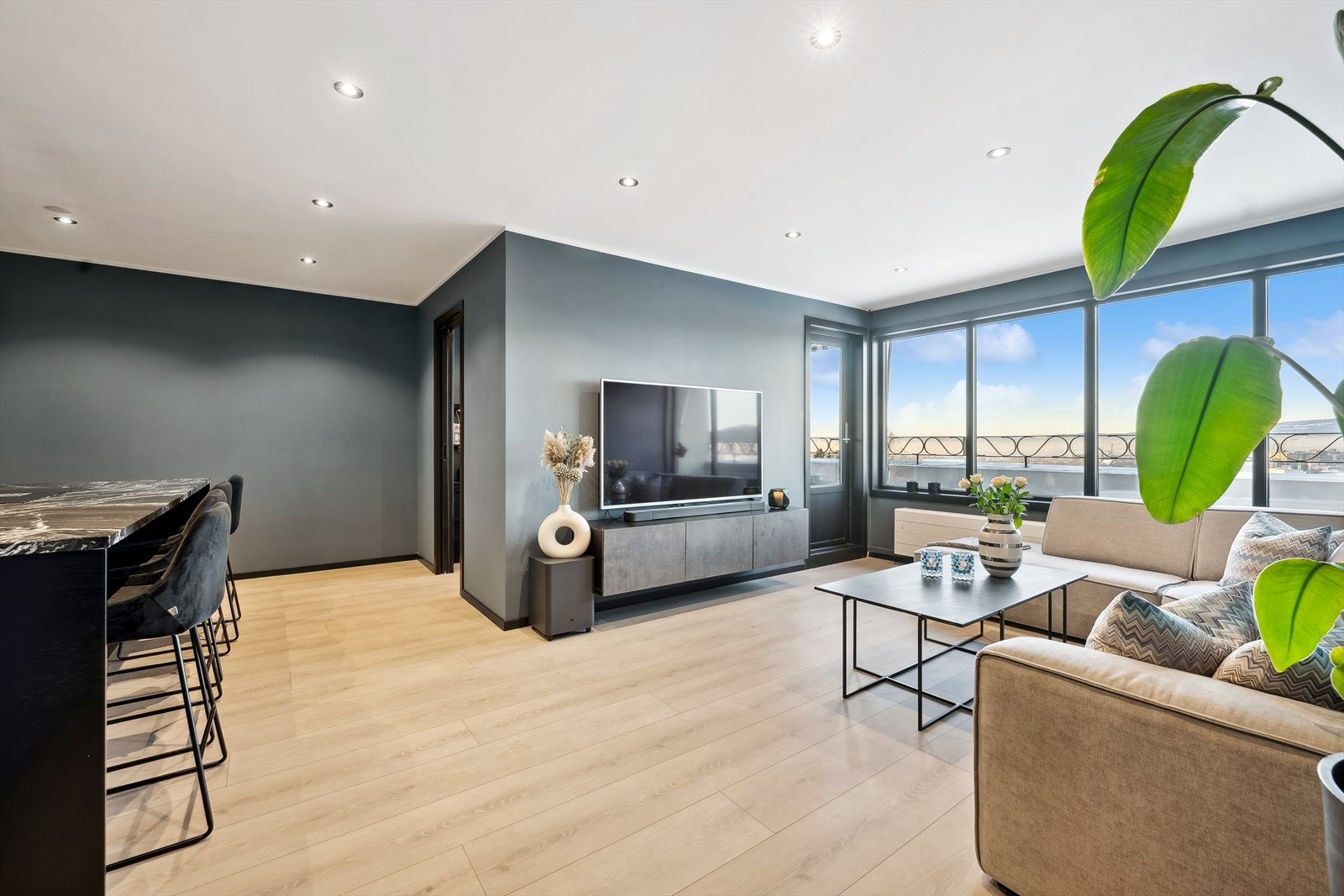Stor og lys stue med downlights og utgang til vestvendt og solrik. Galleribilde