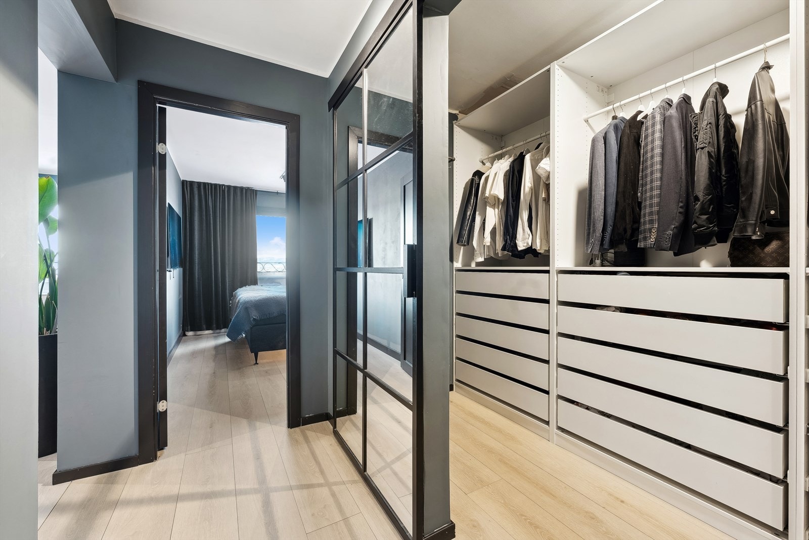 Hovedsoverom og walk-in garderobe. Galleribilde