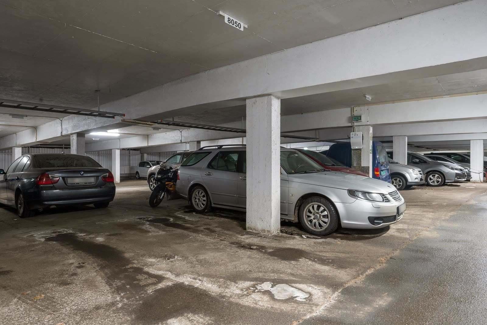 Garasjeplass følger leiligheten. Galleribilde