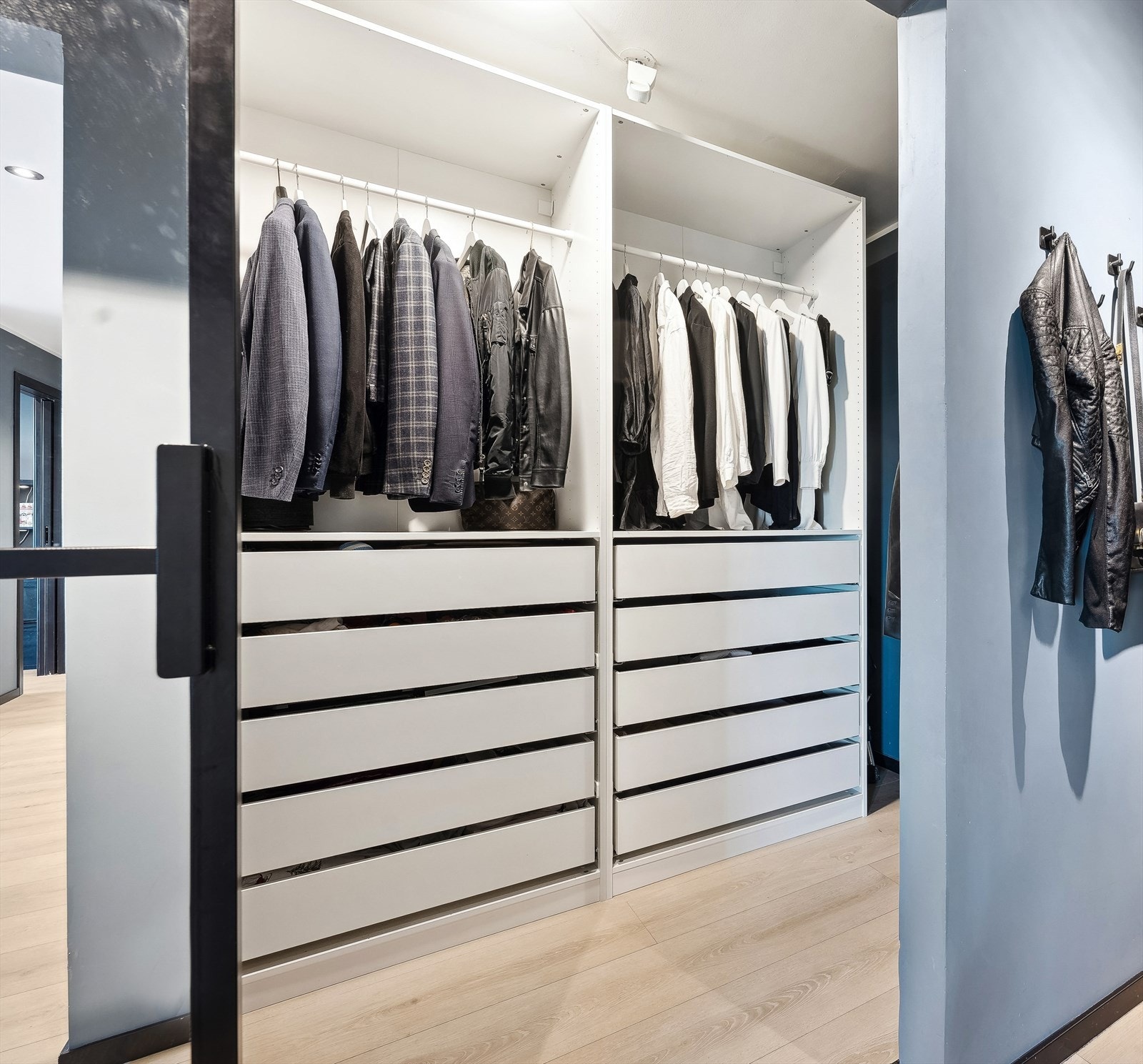Walk-in garderobe med stor innredning. Galleribilde