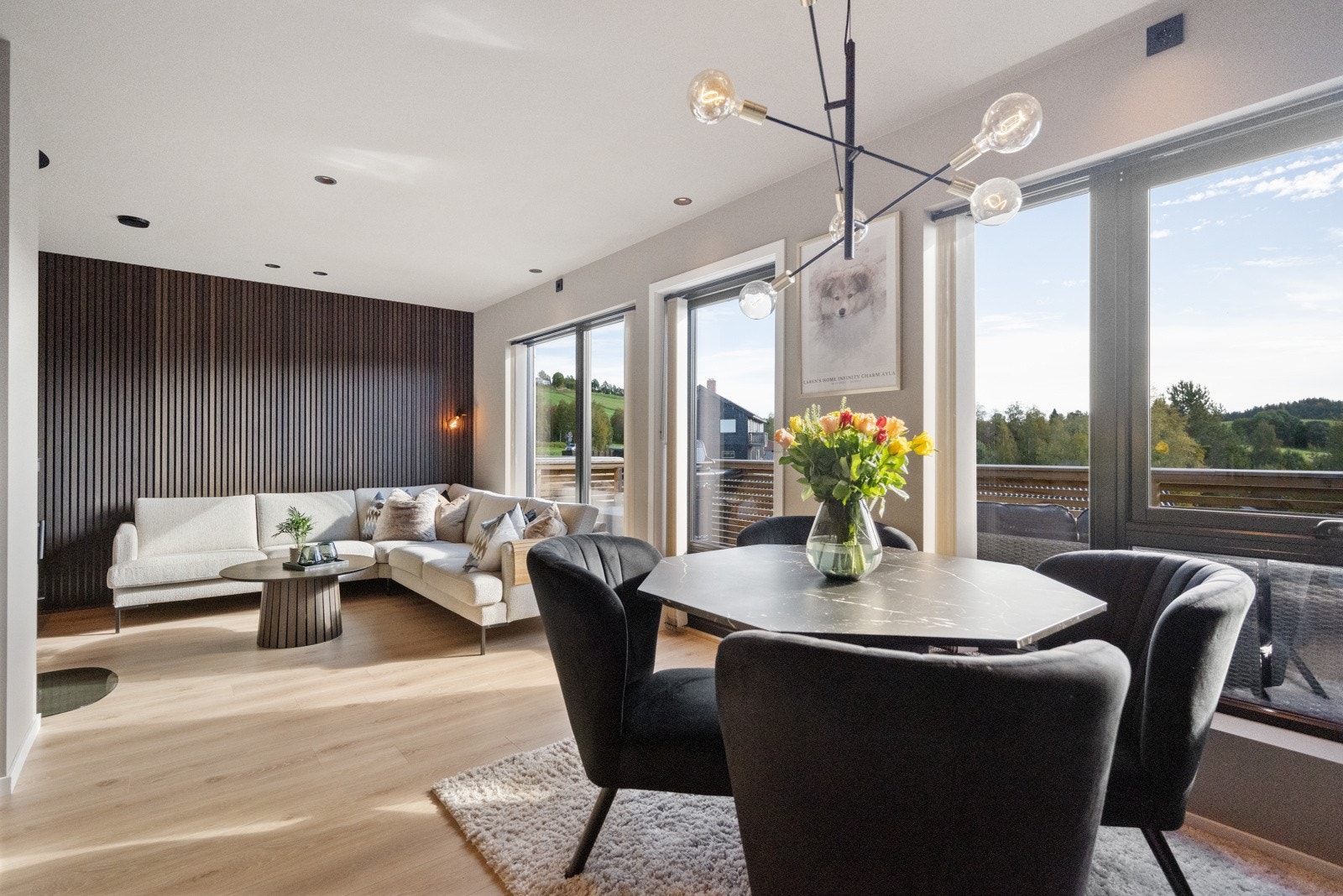 Store vinduer gir godt med lys inn og fin utsikt! Galleribilde