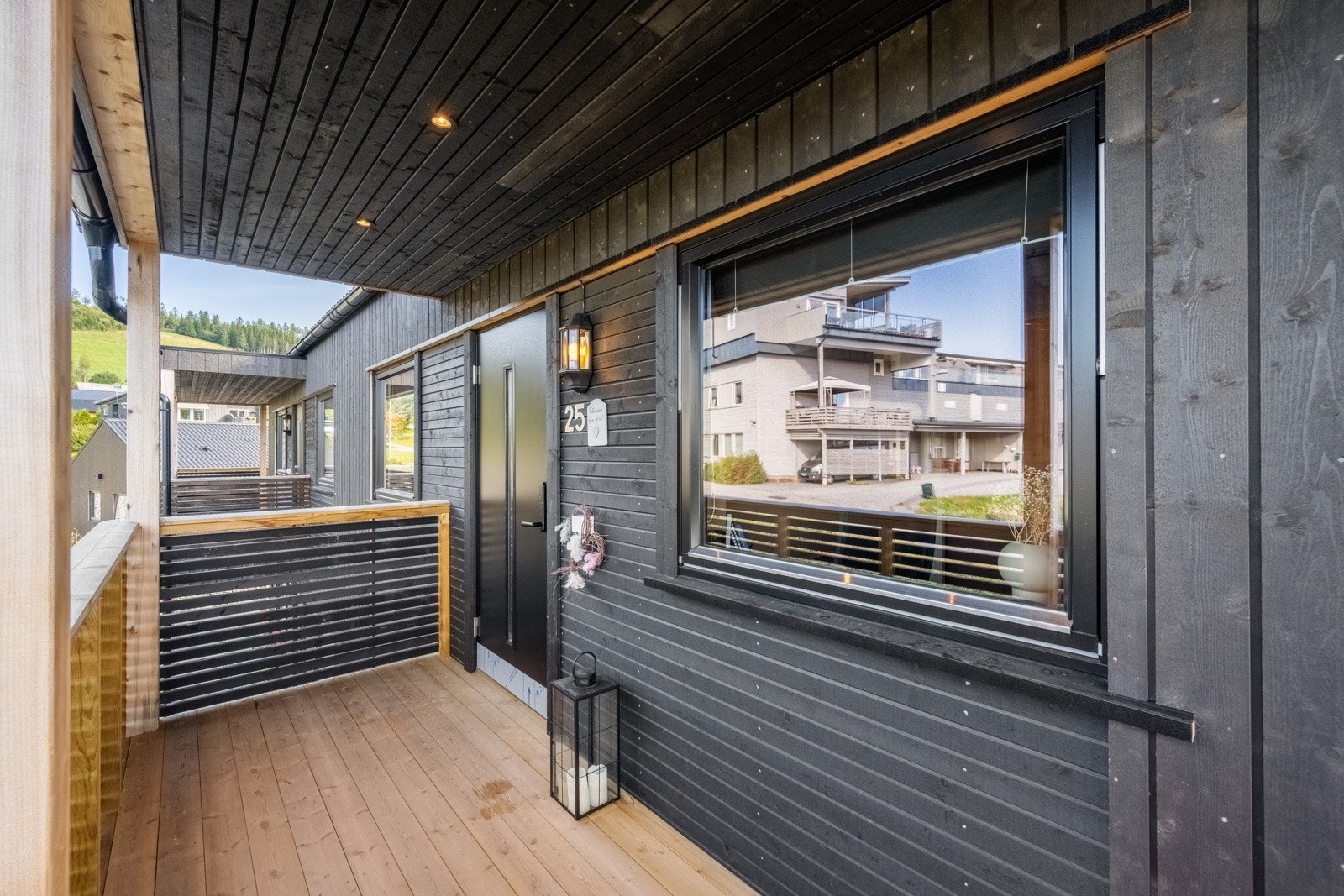 Overbygd inngangsparti - plass for lite bord og stol om du ønsker det! Galleribilde