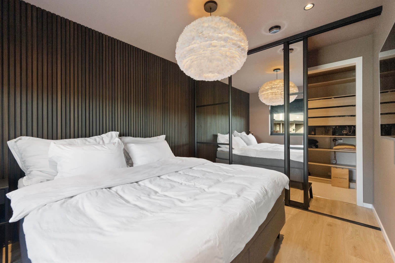 Hovedsoverom med walkin closet Galleribilde