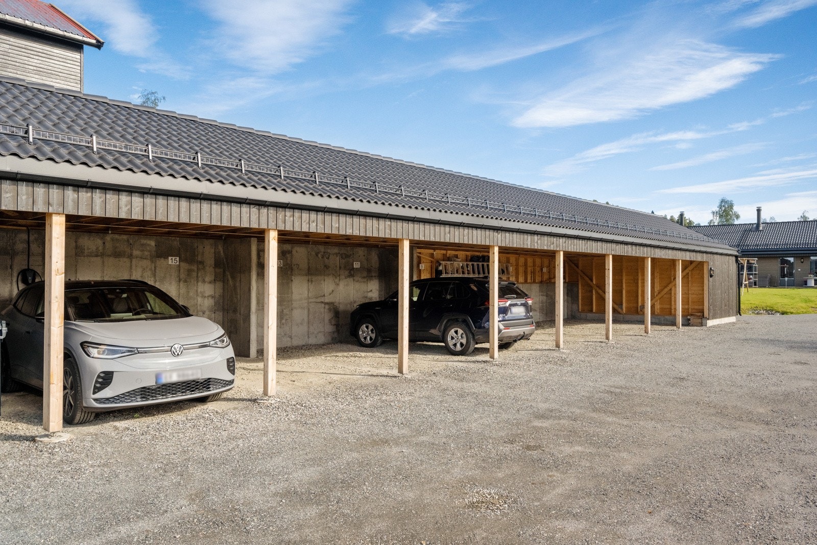 Carport med el-billader Galleribilde