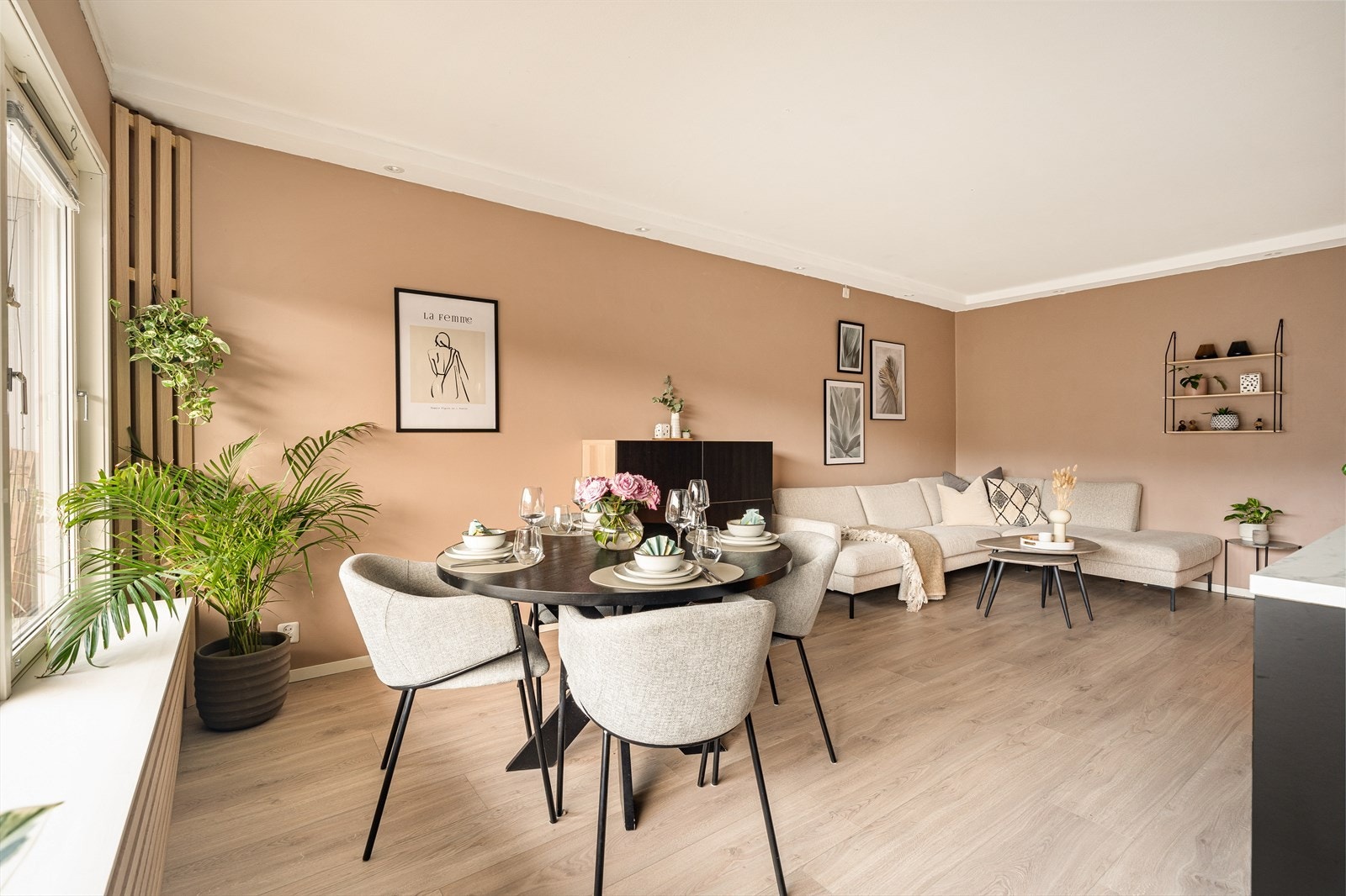 Det er lagt nytt laminatgulv i hele leiligheten i perioden 2021-2022. Galleribilde