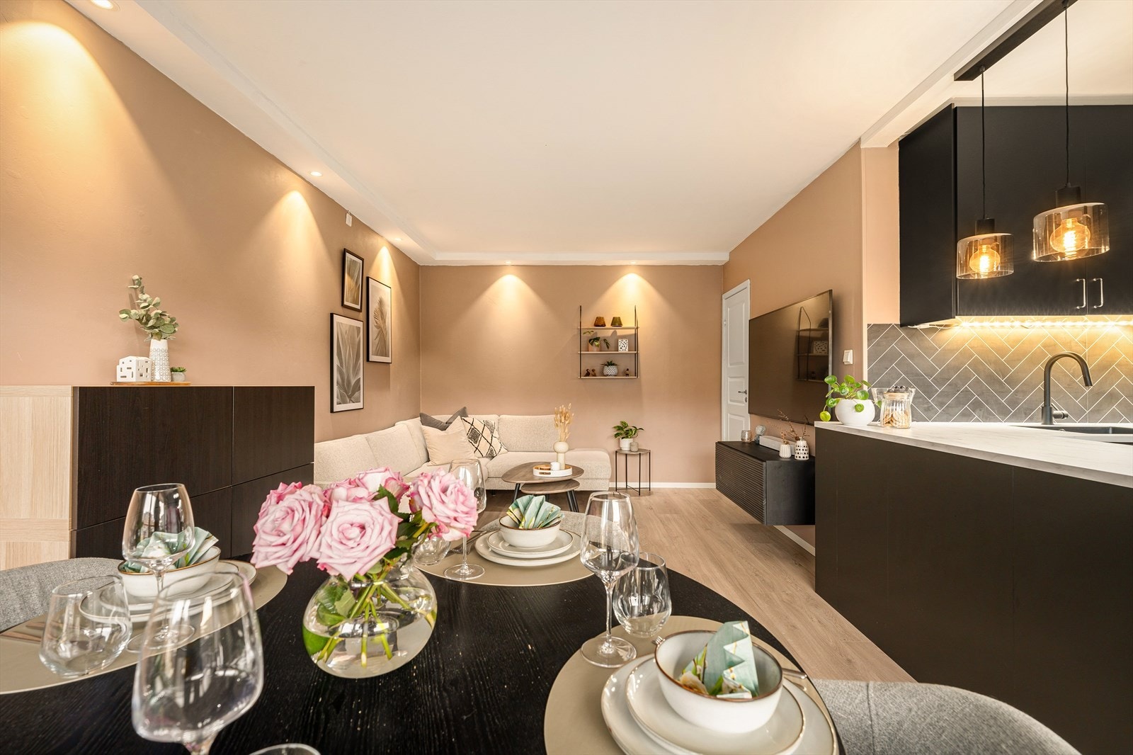 Flott 2-roms med gode kvaliteter og stor åpen stue- og kjøkkenløsning. Galleribilde