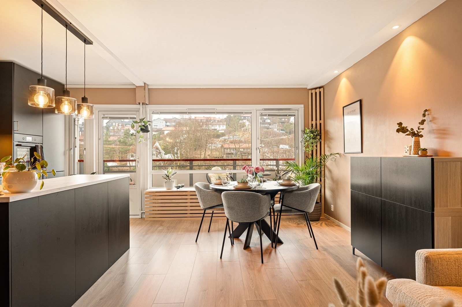 Store vinduer som gir deg en masse naturlig lysinnslipp. Galleribilde