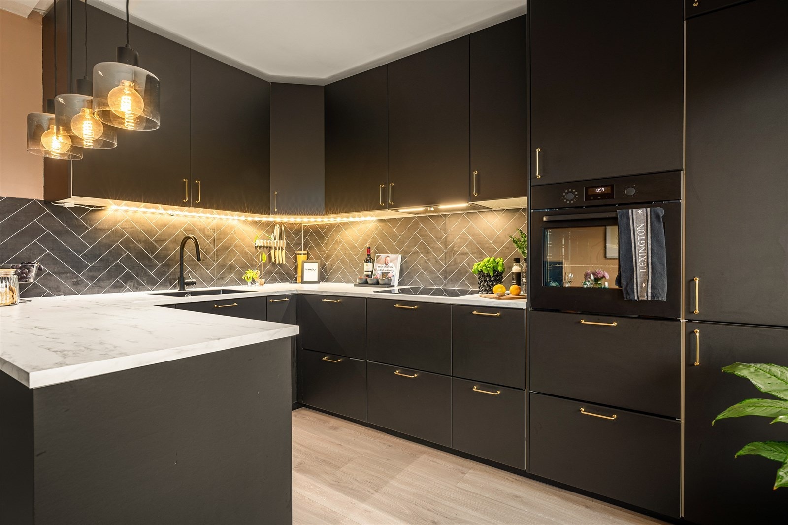 Her er det godt med skap- og benkeplass. Galleribilde