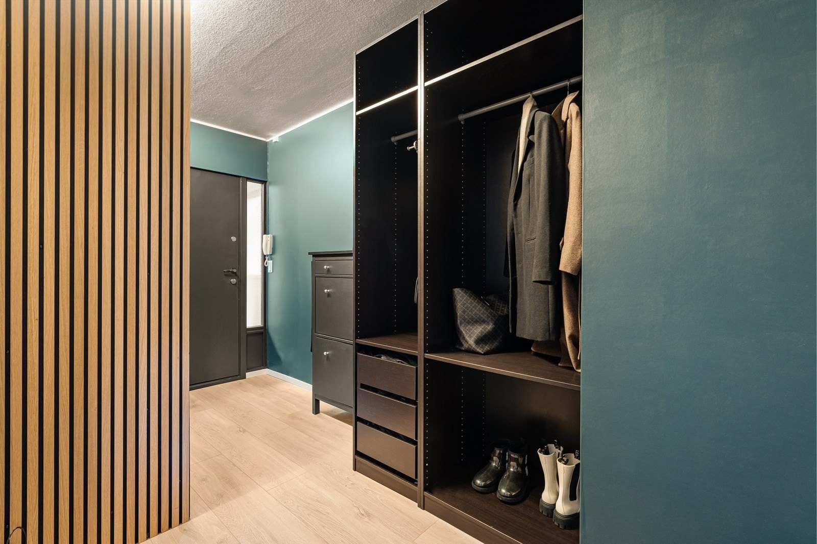 Velkommen inn, Her er det god plass til å henge av seg både ytterklær og sko. Galleribilde