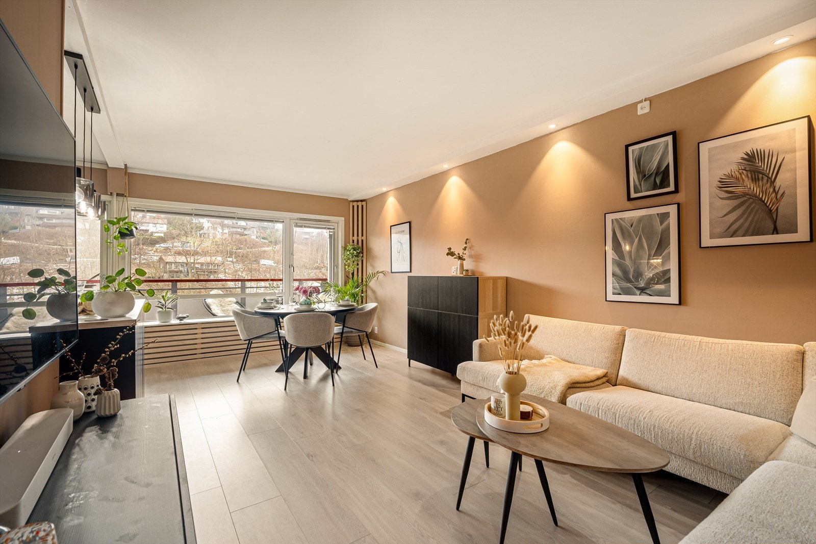 Her er det god plass til å møblere med både sofakrok og spisebord. Galleribilde