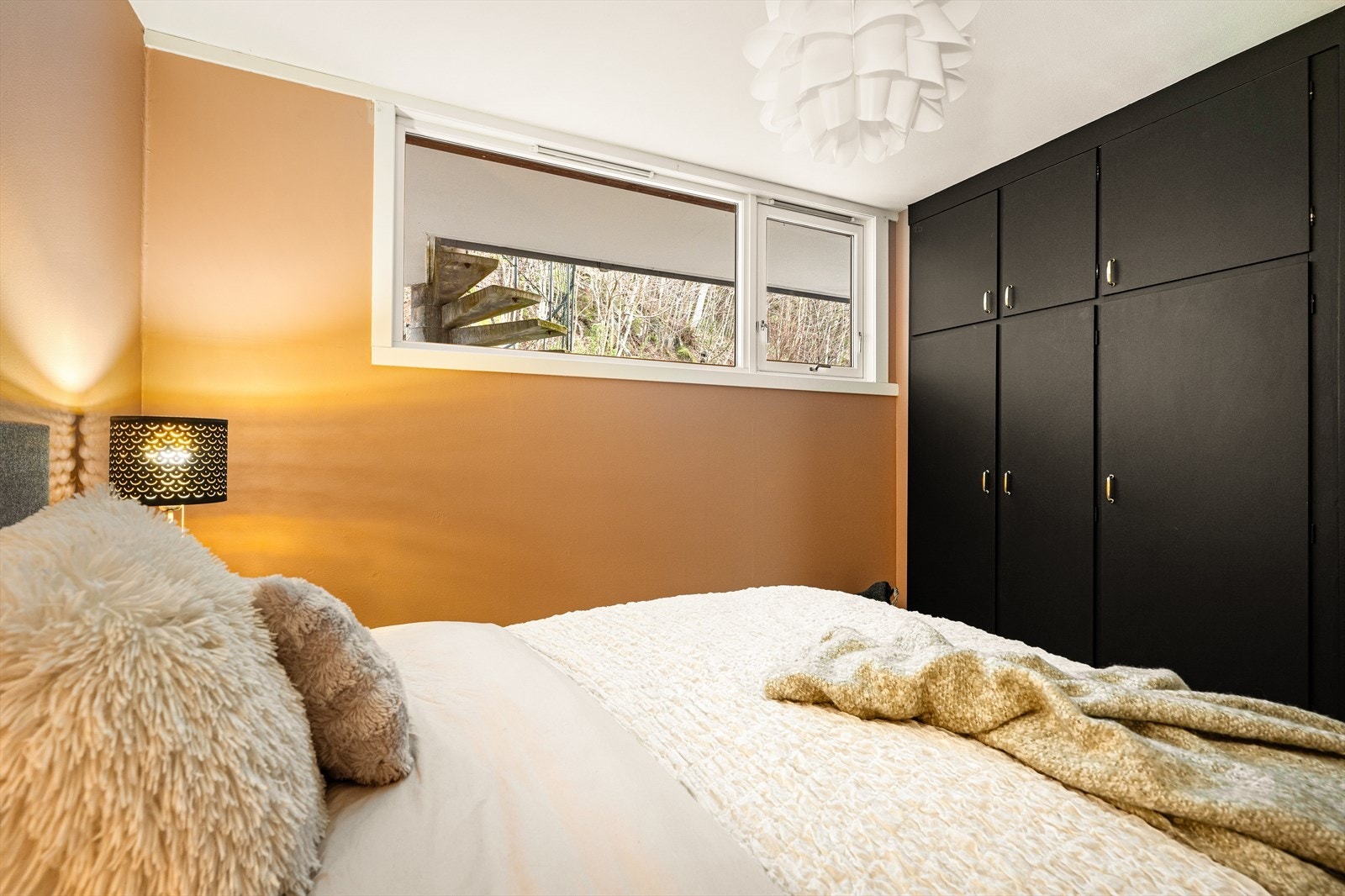 Her er det god plass til både seng, nattbord og garderobeskap. Galleribilde