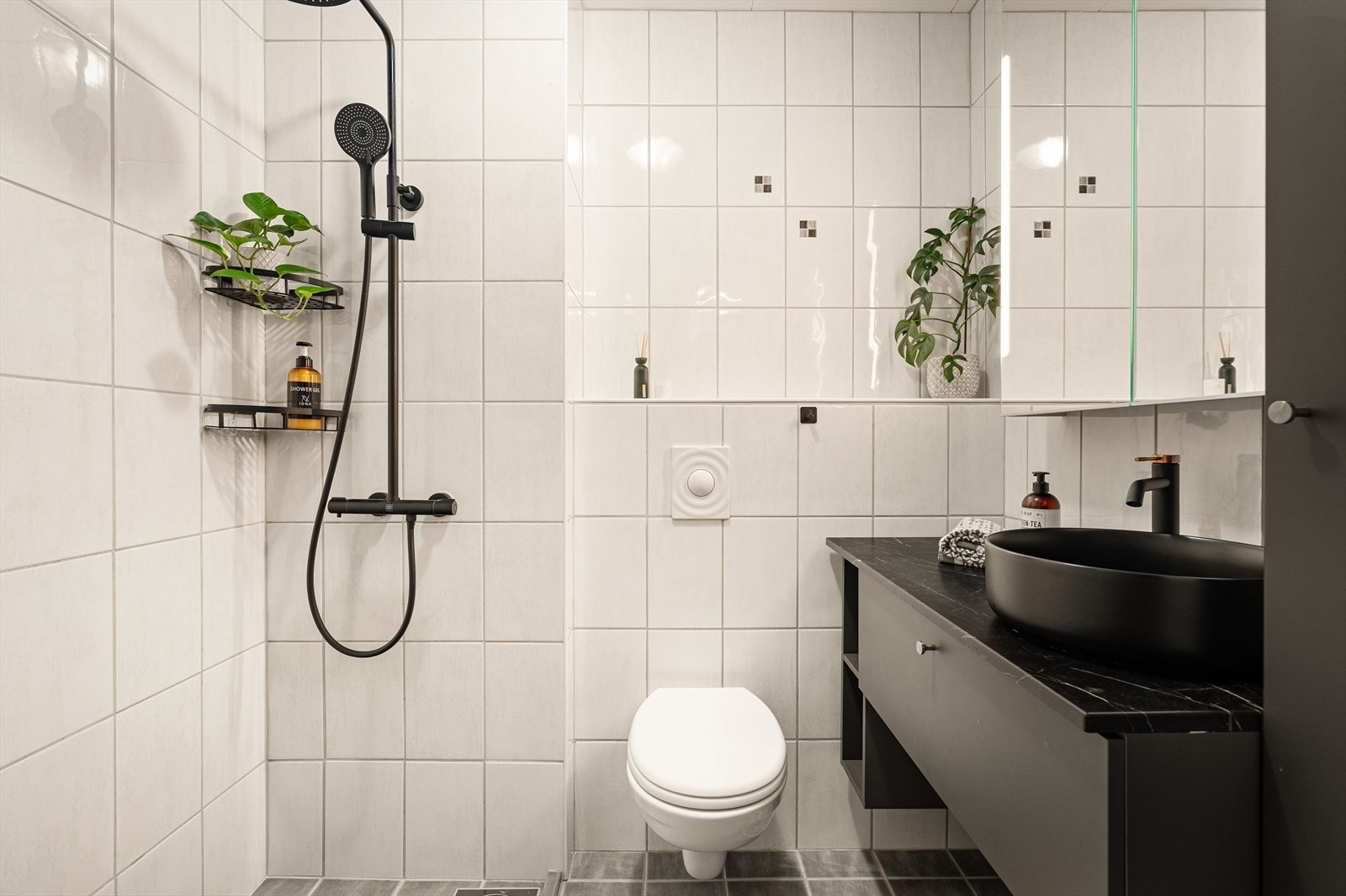Helfliset bad med varmekabler i gulv. Badet er målt til 3,5m². Galleribilde