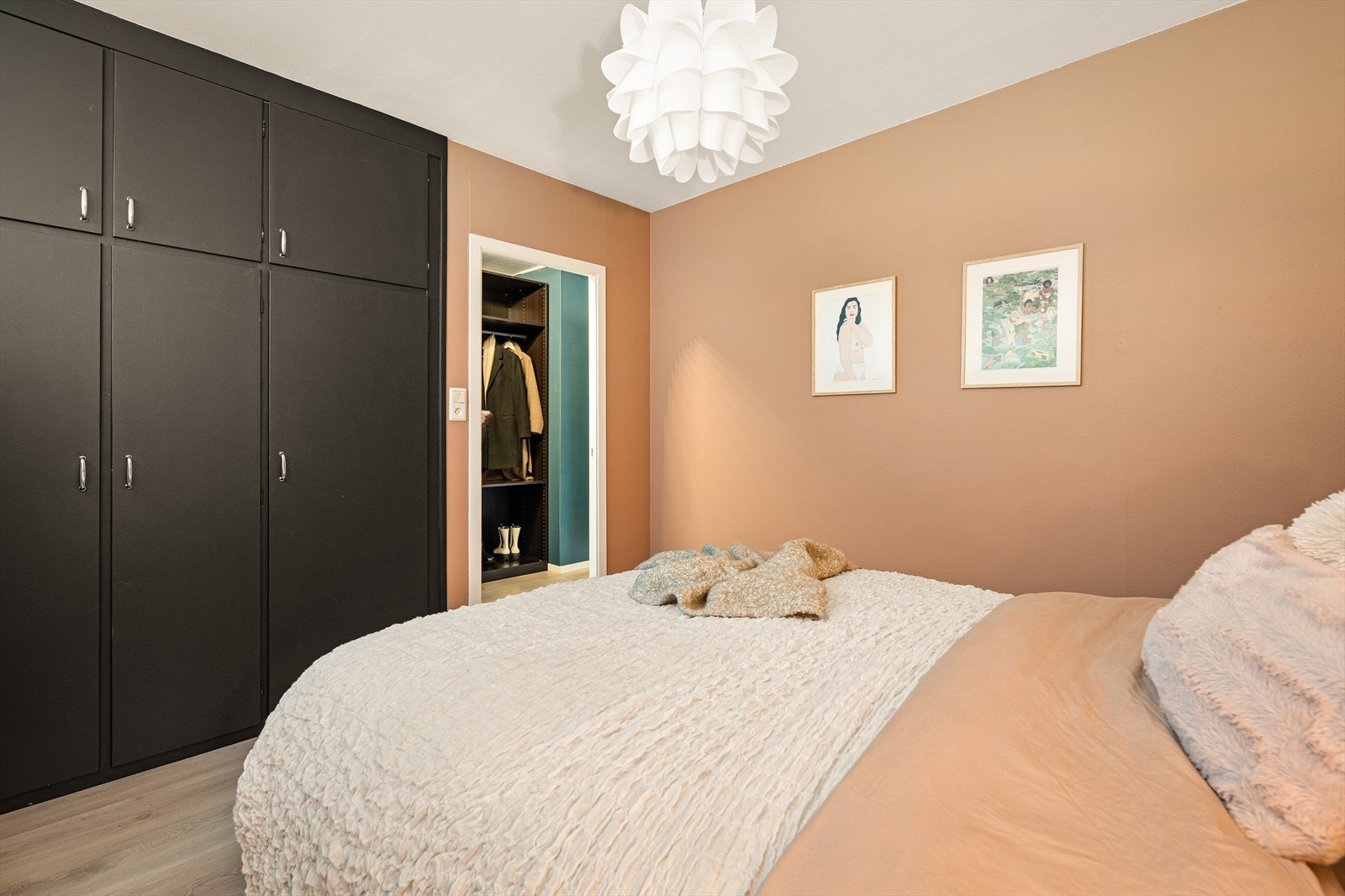 Alt av vegger i boligen ble malt i perioden 2021-2022. Galleribilde