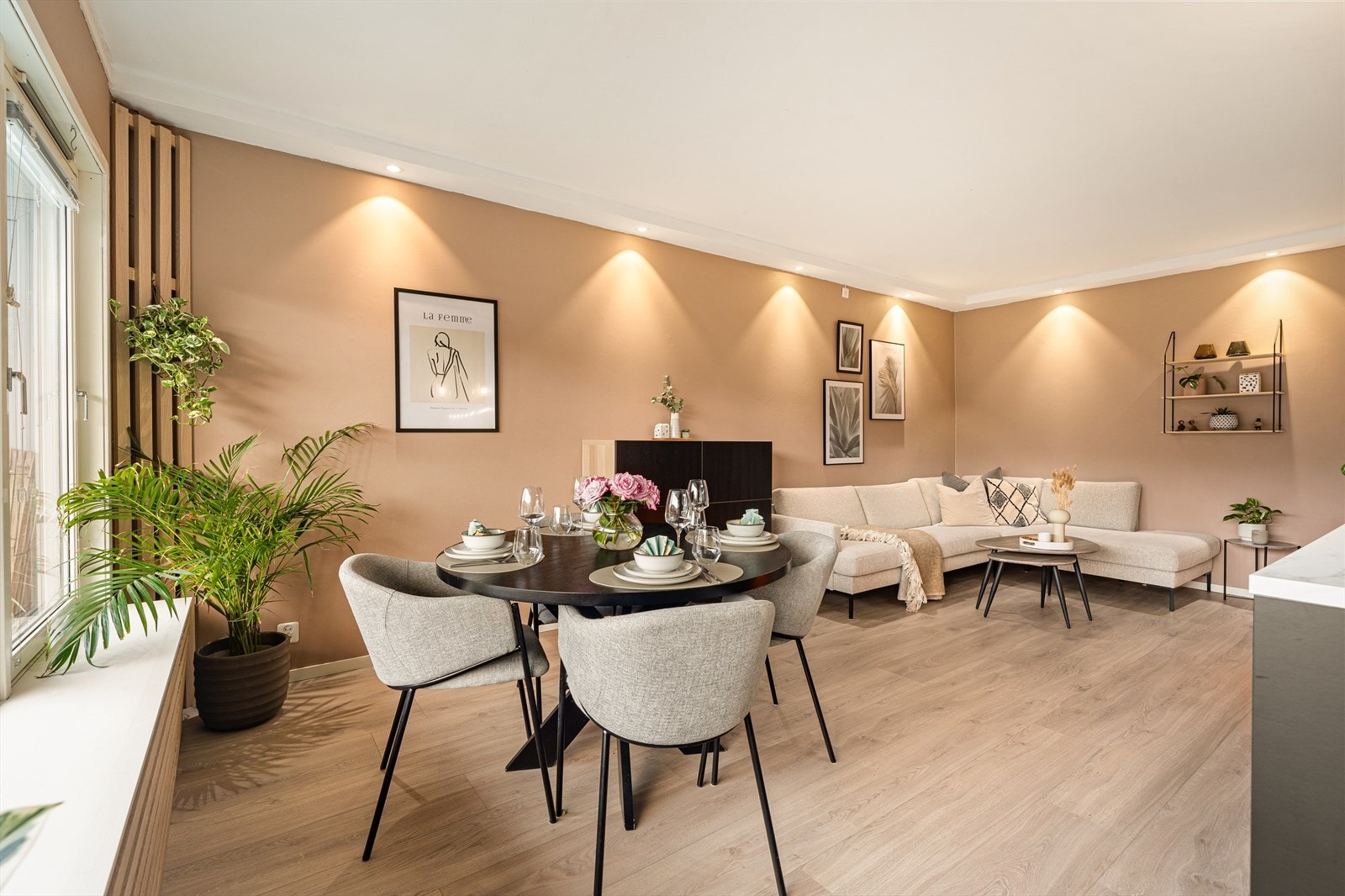 I perioden 2021-2022 er det montert spottkasser i stuen. Galleribilde