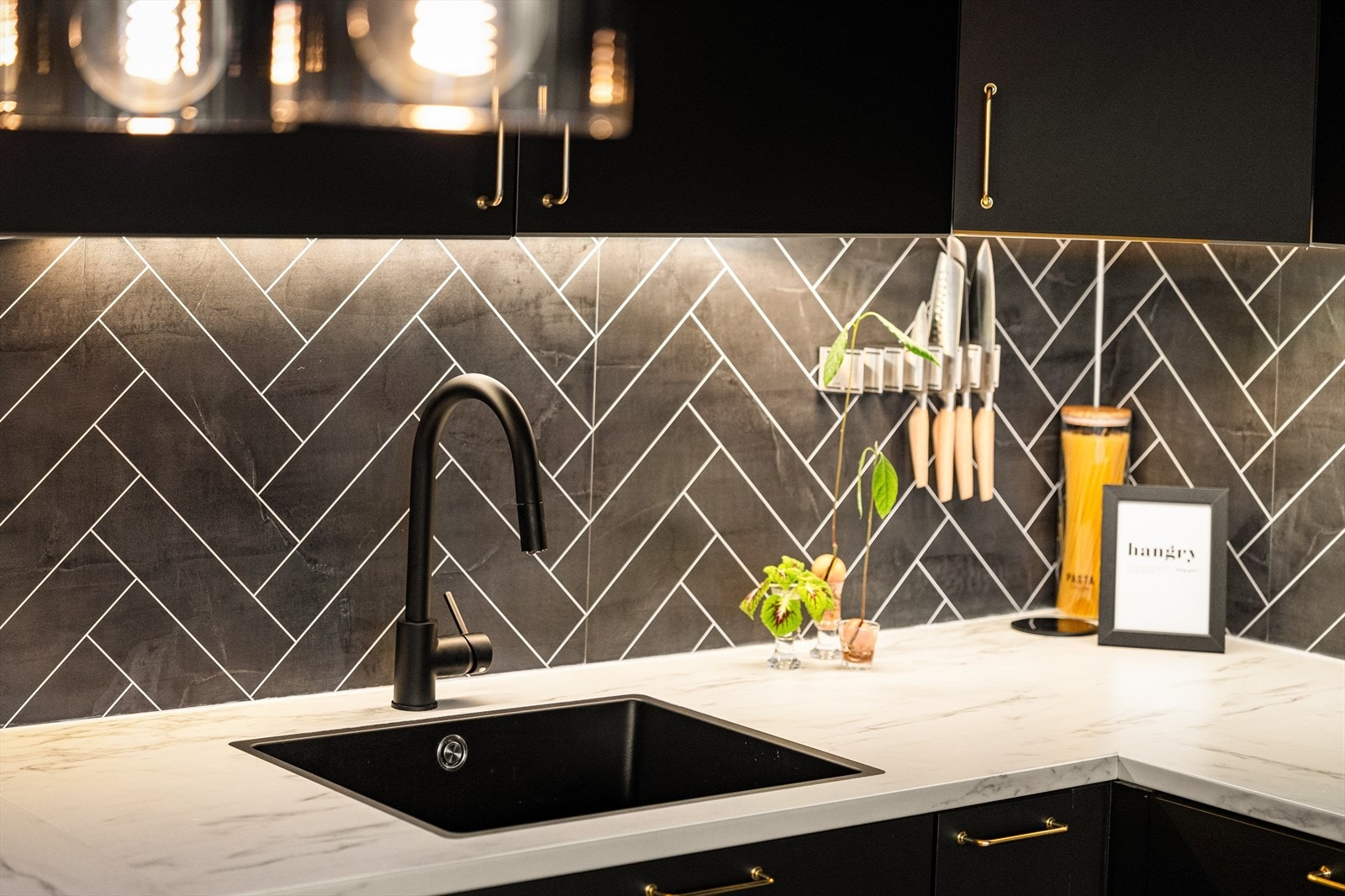 Det er integrert induksjonsplatetopp, stekeovn, kjøl- og frys og oppvaskmaskin. Galleribilde