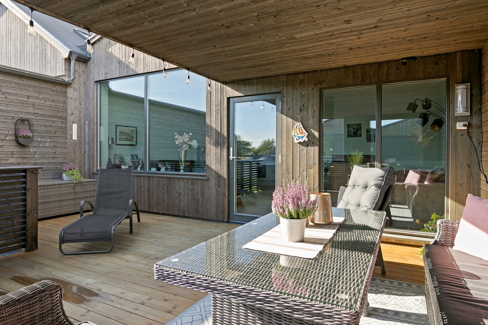 Fra stua er det utgang til en stor terrasse hvor fine sommerdager kan nytes. Galleribilde