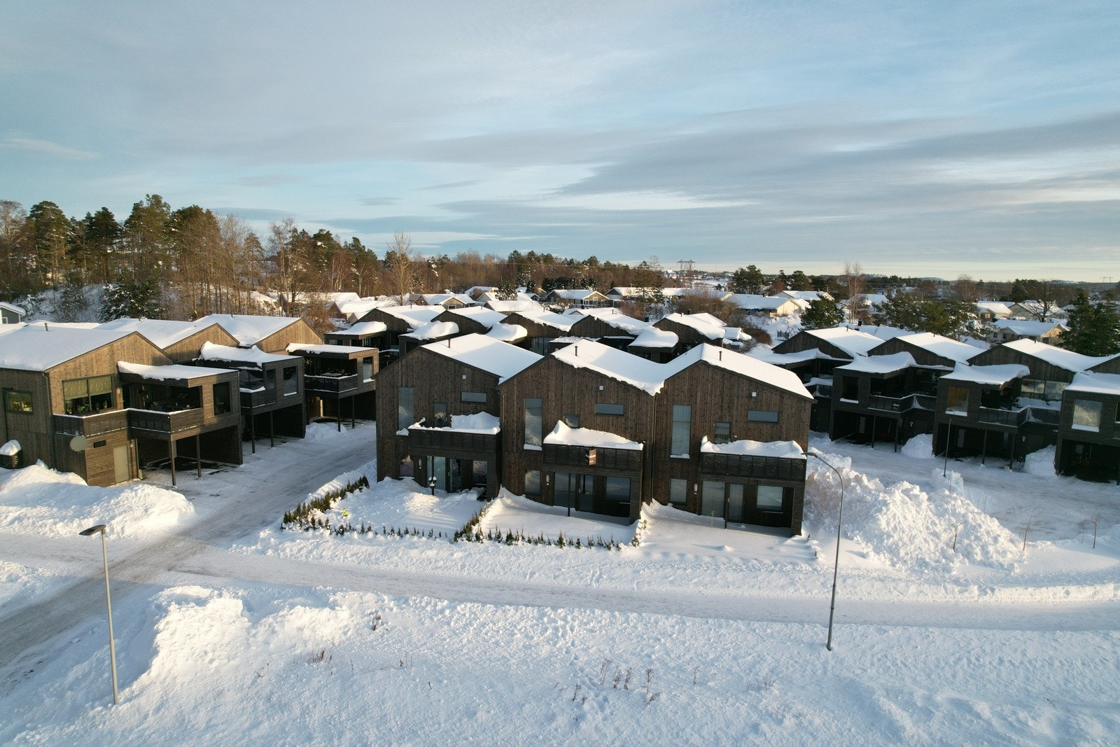 Parkering i carport rett ved boligens inngangsparti. Galleribilde