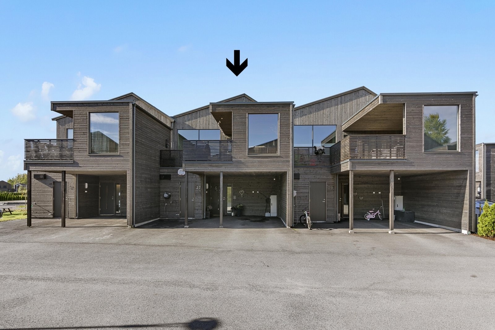 Boligen ligger i et nyetablert og rolig nabolag på Guriskogen. Galleribilde