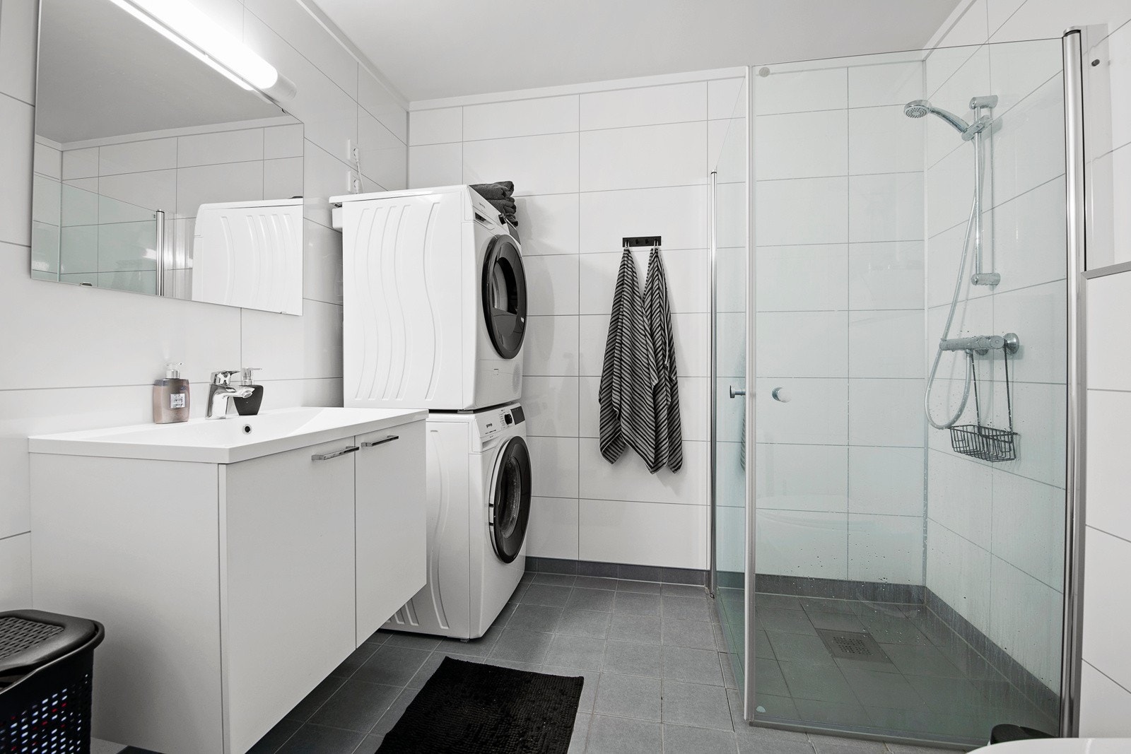 Lekkert bad med opplegg til vaskemaskin. Galleribilde