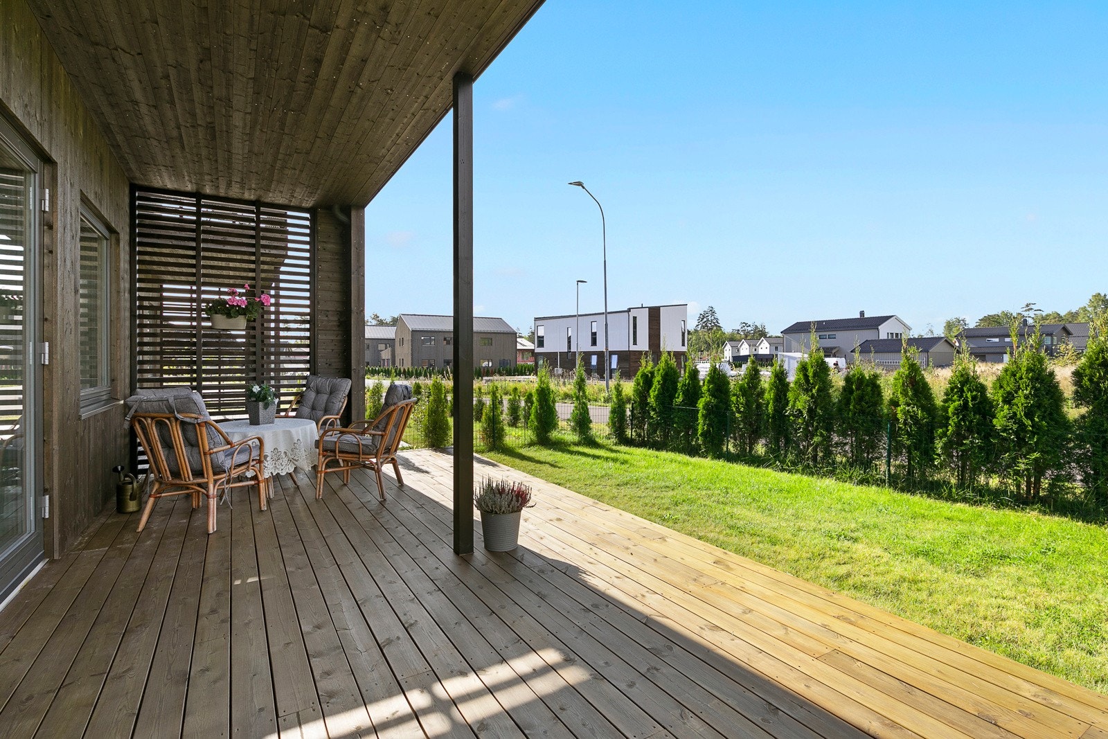 Fra stua er det utgang til en fin terrasseplatting og hagen. Galleribilde