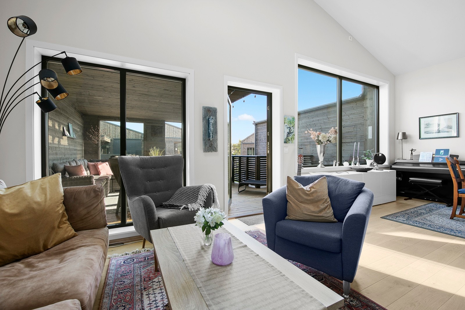 Stua har god plass til flere sittegrupper. Galleribilde