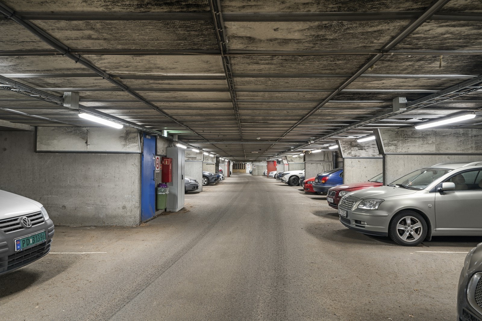 Med andel nr. 6 medfølger garasjeplass nr. 13 i fellesgarasjen. Det er montert elbillader på plassen. Galleribilde