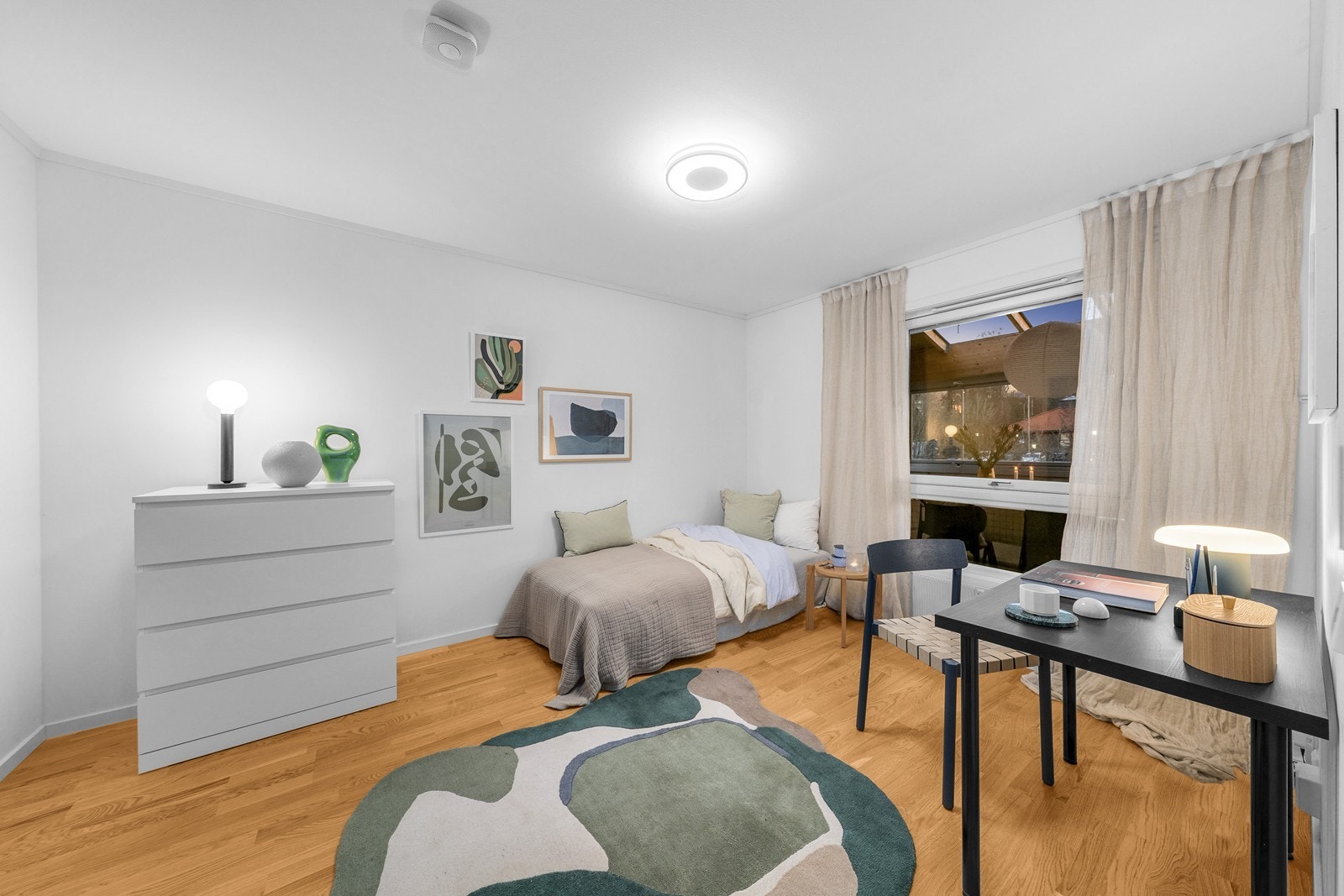 Rommene har plass til seng, nattbord, garderobe og evt. skrivebord. Galleribilde