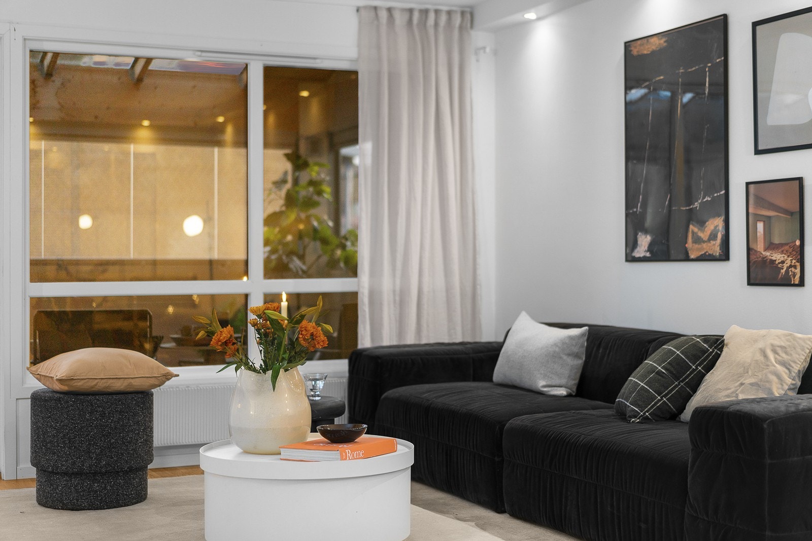 God plass til stor sofaseksjon, tv-møbel og spisegruppe. Galleribilde