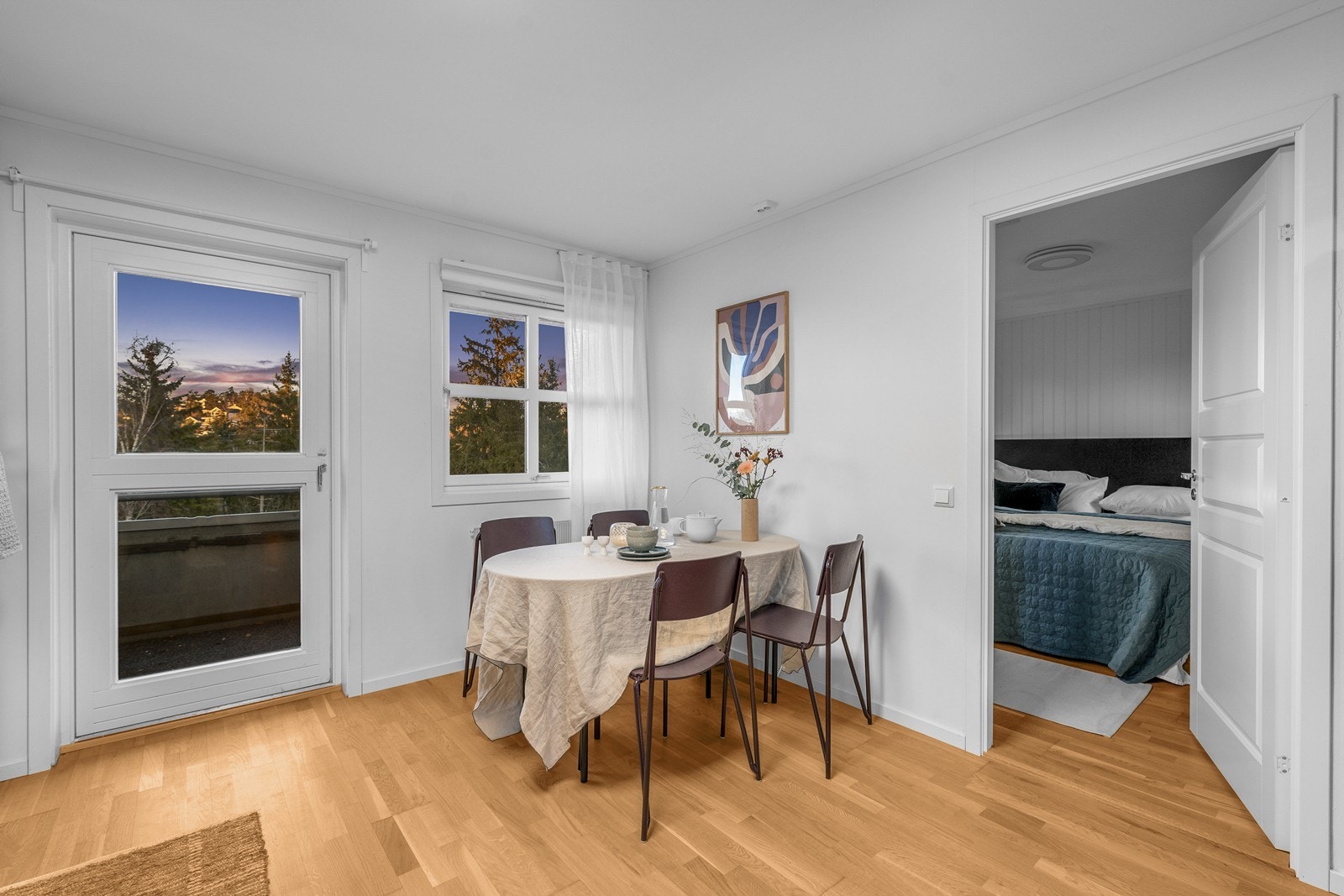 Det er plass til spisebord ved kjøkkenet. Galleribilde
